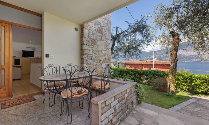 Assenza Apartment | Apartment 'Appartamento Garden' with Lake View, Wi-Fi and Air Conditioning