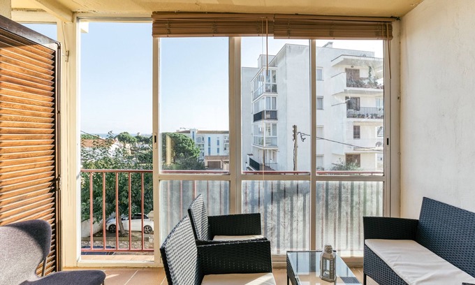L'Escala Apartment | Apartment 'Apartamento En L'escala' with Sea View, Wi-Fi and Air Conditioning