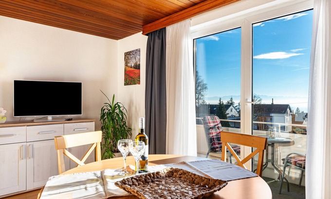 Meersburg Apartment | Apartment 'Apfel' with Lake View, Shared Garden and Wi-Fi