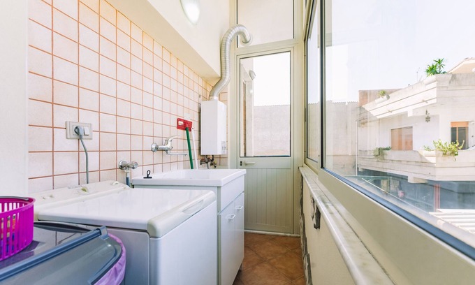 Assemini Apartment | Apartment 'Appartamento Schardana' with Balcony, Wi-Fi and Air Conditioning