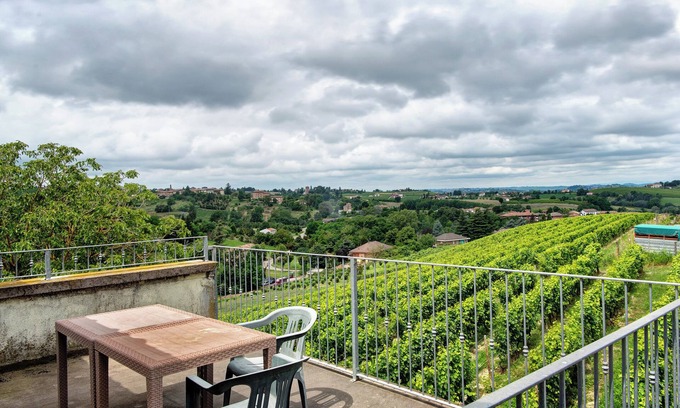 Costigliole d'Asti Apartment | Apartment 'Barbera' with Mountain View, Shared Pool and Wi-Fi