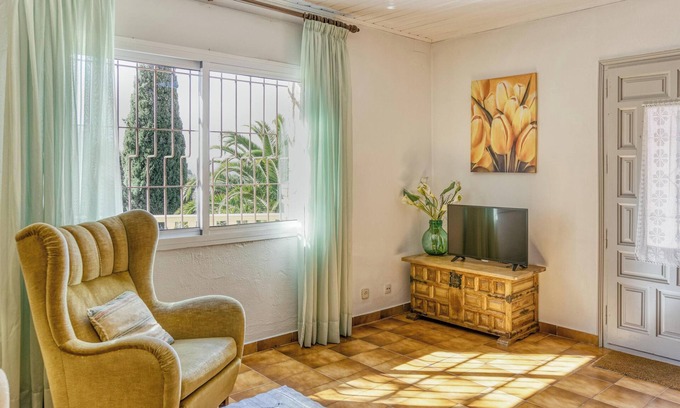 Begur Apartment | Apartment 'Bajo 1' with Private Terrace and Wi-Fi