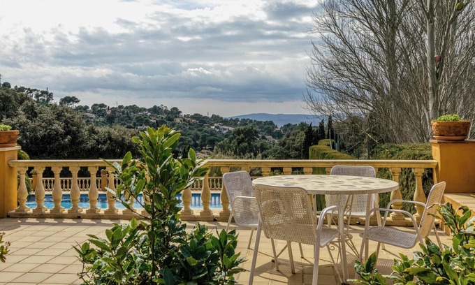 Begur Apartment | Apartment 'Bajo 3' with Private Terrace, Balcony and Wi-Fi