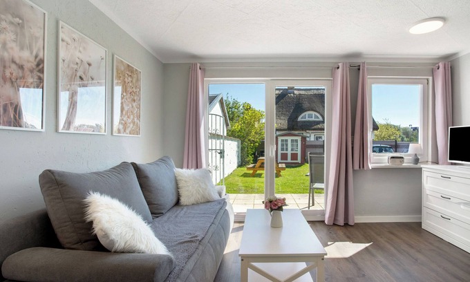 Schaprode Apartment | Apartment 'Boddenferienhaus - 13 Treibholz' with Shared Terrace and Wi-Fi