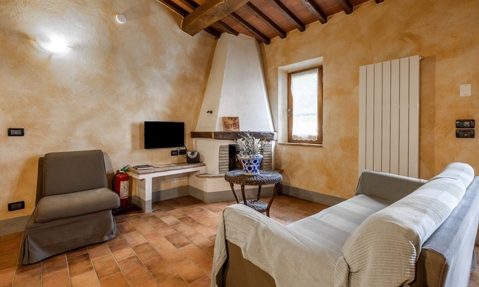 Radicofani Apartment | Apartment 'Bosco' with Shared Terrace, Shared Garden and Wi-Fi