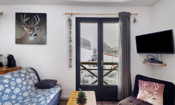 Les Angles Apartment | Apartment 'Capcir' with Mountain View, Shared Terrace and Wi-Fi