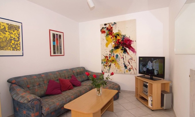 Brulo Apartment | Apartment Carmel with 2 bedrooms for up to 5 people in Porec, Meernah