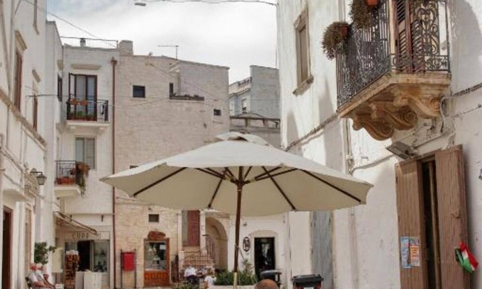 Old Town Cisternino Apartment | Apartment 'Casa Dei Nonni - Davide' with Balcony, Wi-Fi and Air Conditioning