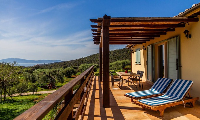 Orbetello Apartment | Apartment 'Casa Ulivo' with Sea View, Wi-Fi and Air Conditioning