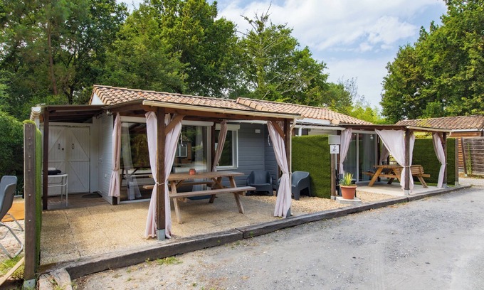 La Teste-de-Buch Apartment | Apartment 'Chalet A Village Vacances' with Shared Pool, Private Terrace and Wi-Fi