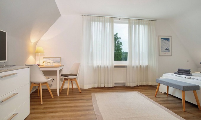 Unteruhldingen Apartment | Apartment 'Doppelzimmer' with Shared Garden and Wi-Fi