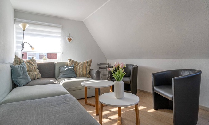 Norddeich Apartment | Apartment 'Deichgraf' with Shared Garden and Wi-Fi