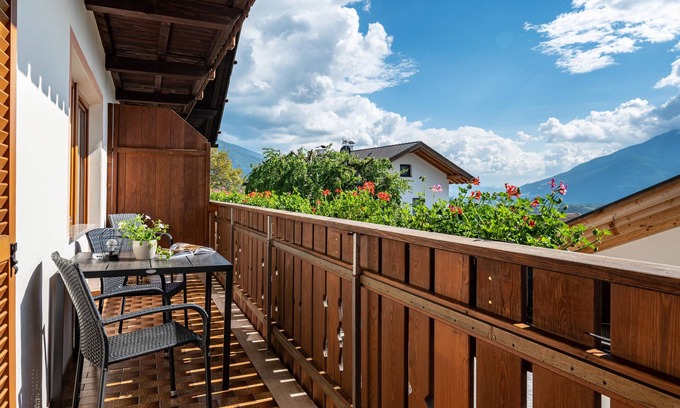 Chifa Apartment | Apartment 'Dorfblick' with Mountain View, Shared Garden and Wi-Fi