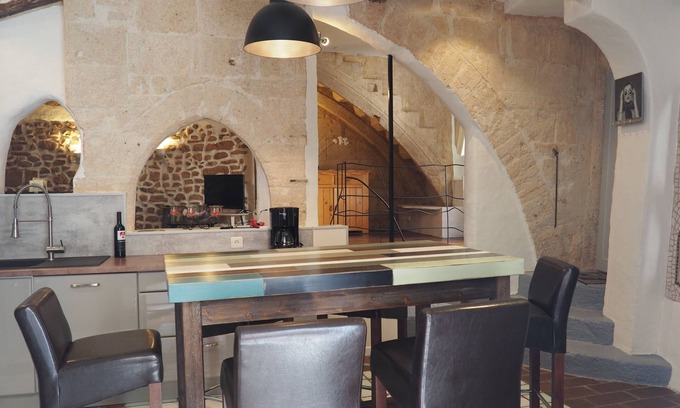 Ecusson Apartment | Apartment Ecusson Center historique Large 3 rooms in a 13th century building