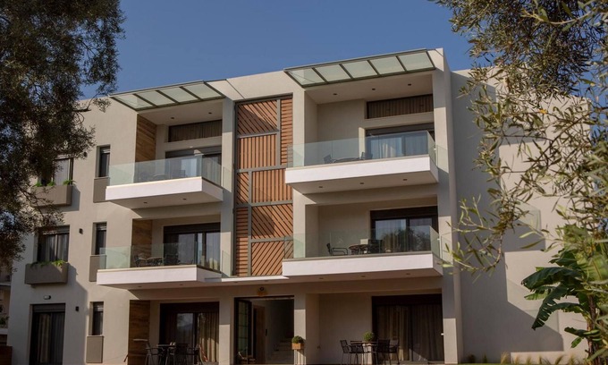 Lefkada Town Apartment | Apartment 'Elfam City Suite B' with Shared Terrace, Wi-Fi and Air Conditioning