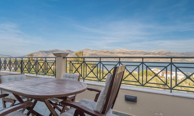 Lixouri Apartment | Apartment 'Emelia' with Sea View, Wi-Fi and Air Conditioning