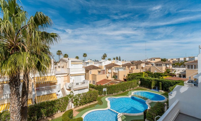 Guardamar del Segura House | Apartment 'A Un Paso Del Mar' with Shared Pool and Balcony