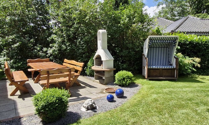Winnert House | Apartment 'Ferienhaus Jakobsen' with Private Garden, Balcony and Wi-Fi