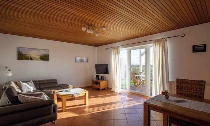 Pellworm Apartment | Apartment 'Fewo Emma' with Shared Garden, Balcony and Wi-Fi
