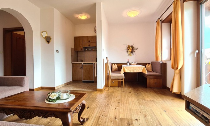 Rifiano Apartment | Apartment 'Fewo Innerhofer - Südbalkon' with Mountain View, Shared Pool and Wi-Fi