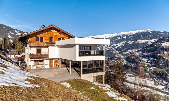 Hippach Apartment | Apartment 'Fewo Innerspielleiten 24 Personen' with Mountain View, Terrace and Wi-Fi