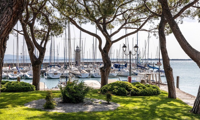 Lonato del Garda Apartment | Apartment 'Fontanone' with Balcony, Wi-Fi and Air Conditioning
