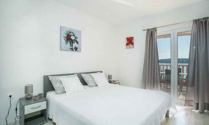 Seget Donji Apartment | Apartment for 2+2, Seget Donji ❤, by the beach