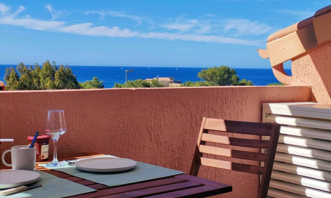 Giens Apartment | Apartment for 4 people with sea view facing Porquerolles and pool, located in Giens