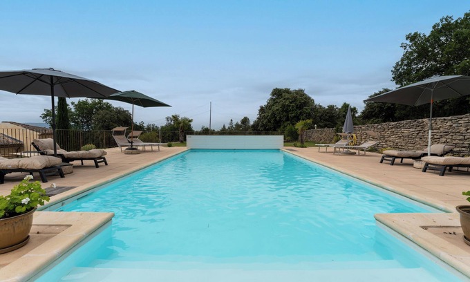 L'Isle-sur-la-Sorgue Apartment | Apartment 'Lou Recati La Ribelle En Provence' with Mountain View, Wi-Fi and Air Conditioning