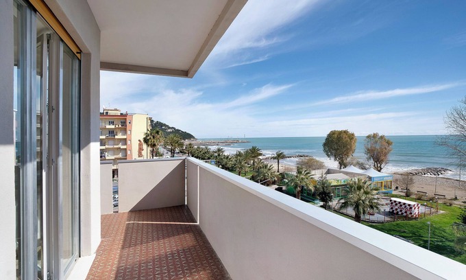 Marina di Andora Apartment | Apartment 'Fronte Mare - Marina Di Andora' with Balcony, Wi-Fi and Air Conditioning