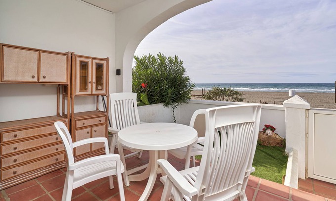 Torrox Costa Apartment | Apartment 'Frontline Vacation Home A86 2' with Sea View, Shared Pool and Wi-Fi