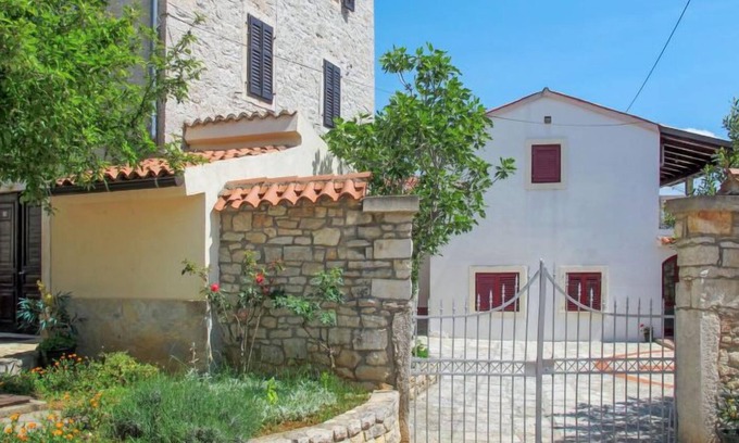 Kastelir Apartment | Apartment Gortan (KST101) in Porec/Kastelir - 3 persons, 1 bedrooms
