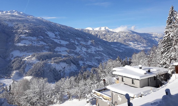 Distelberg Apartment | Apartment 'Haus Bergblick' with Mountain View, Shared Terrace and Wi-Fi
