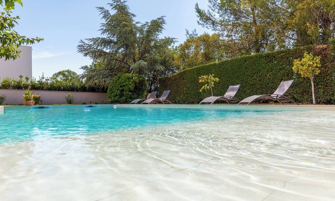 Les Camoins Apartment | Apartment 'Havre De Paix' with Shared Pool, Private Terrace and Wi-Fi