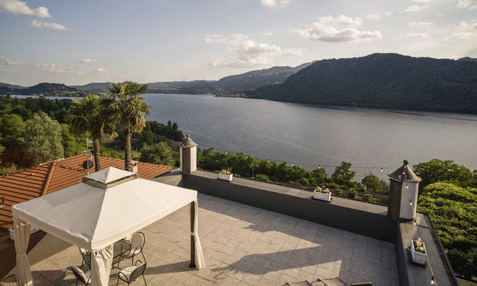 Crabbia Apartment | Apartment in 18th century villa with terrace and wonderful views over Lake Orta
