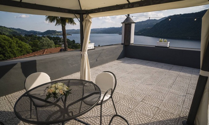 Crabbia House | Apartment in 18th century villa with terrace and wonderful views over Lake Orta