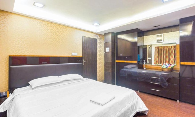 Bandra West Apartment | Apartment in Bandra, Mumbai, by GuestHouser 40331