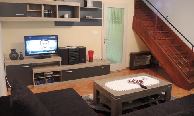 Split Apartment | Apartment In Centre for 7