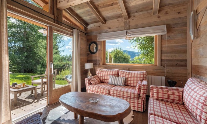 Le Planellet Ski Chalet | Apartment in chalet with the terrace and garden