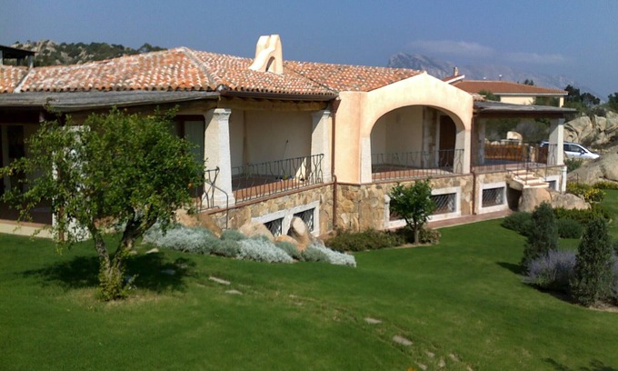 San Teodoro Villa | Apartment in fine villa with excellent sea view and well-kept garden.