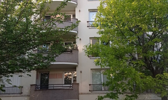 Le Kremlin-Bicetre Apartment | Apartment in a quiet residential building in Paris