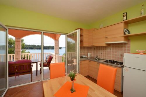 Blato Apartment | Apartment in Karbuni with sea view, terrace, air conditioning, W-LAN 3609-3
