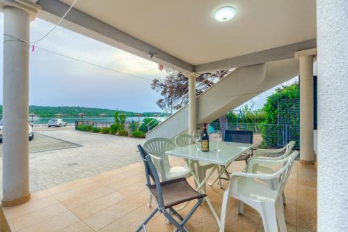 Pirovac Apartment | Apartment in Pirovac with sea view, terrace, air conditioning, WiFi (4925-2)