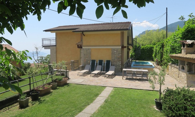 Gardola Apartment | Apartment in private villa with garden, swimming pool and parking. Pets allowed.