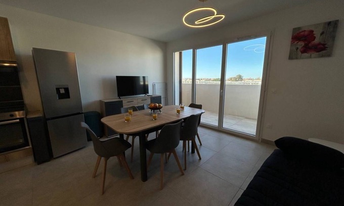 Serignan Apartment | Apartment in residence with swimming pool 400 m from the beach.