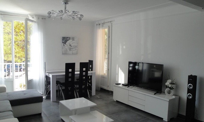 Cassis Apartment | Apartment in the center of Cassis with parking, 2 bedrooms, air conditioning, wifi