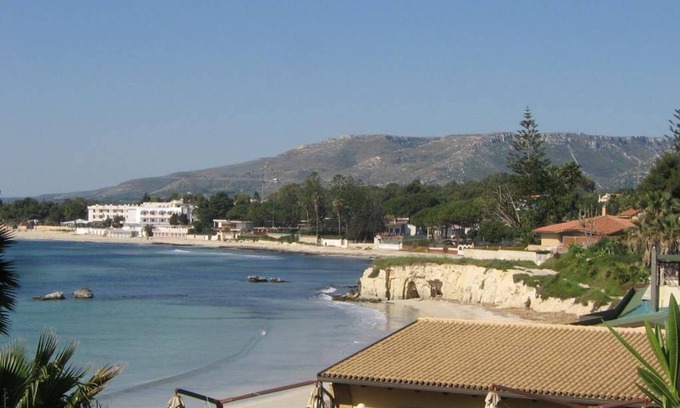 Fontane Bianche Apartment | Apartment in villa with swimming pool 20 meters from the sea