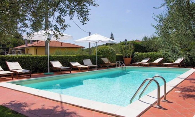 Massa e Cozzile Apartment | Apartment 'Inverno' with Shared Pool, Wi-Fi and Air Conditioning