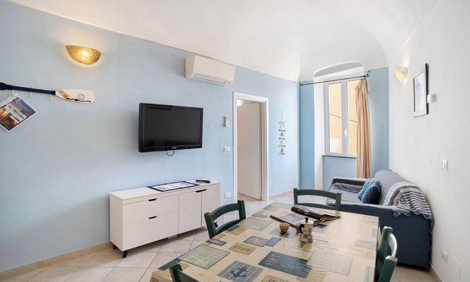 Santo Stefano al Mare Apartment | Apartment 'Iris' with Shared Terrace and Air Conditioning
