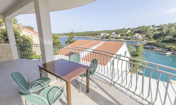 Cove Basina (Jelsa) Apartment | Apartment Ivo (38672-A2) - Basina